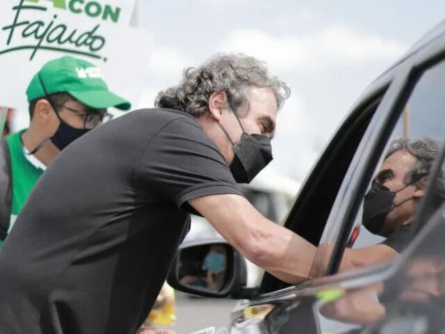 Fajardo les apuesta a los indecisos y al rechazo a Petro para ganar el Valle