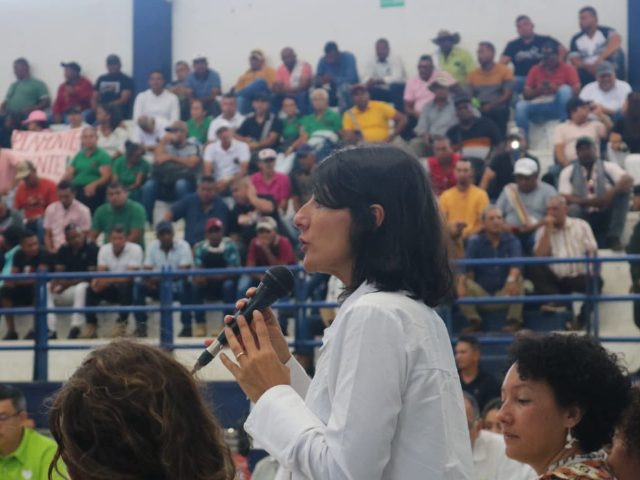 La minMinas Irene Vélez encuentra un rumbo con las comunidades mineras