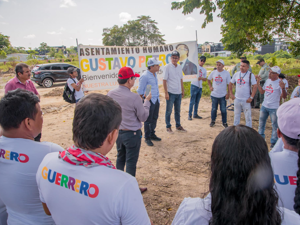 López con el candidato a la Gobernación en visita al asentamiento "Gustavo Petro".