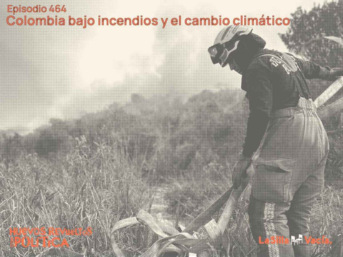 Bombero apagando el incendio en los cerros de Bogotá.