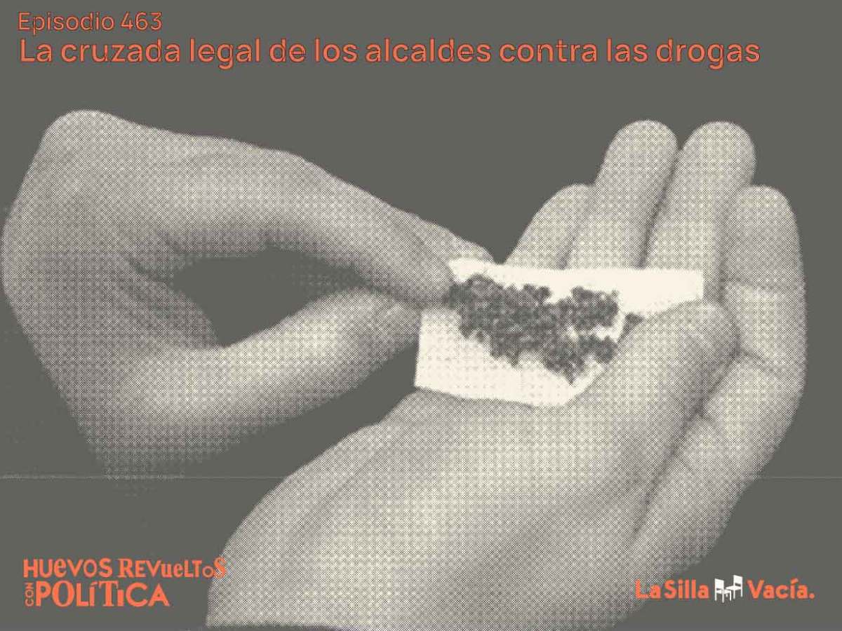 Persona armando un cigarrillo de marihuana