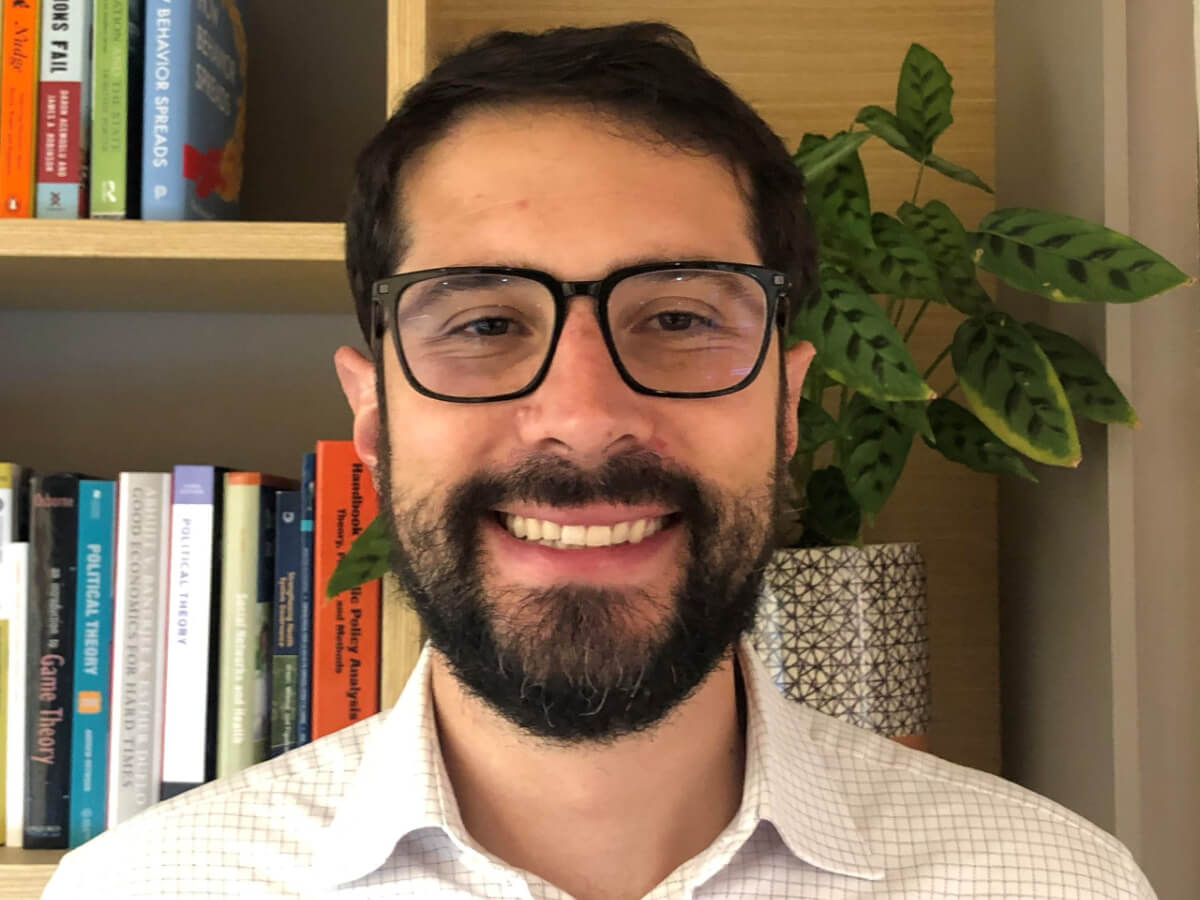 Andrés Vecino, profesor e investigador del programa de Sistema de Salud del Departamento de Salud Internacional en la Escuela de Salud Pública de Johns Hopkins.