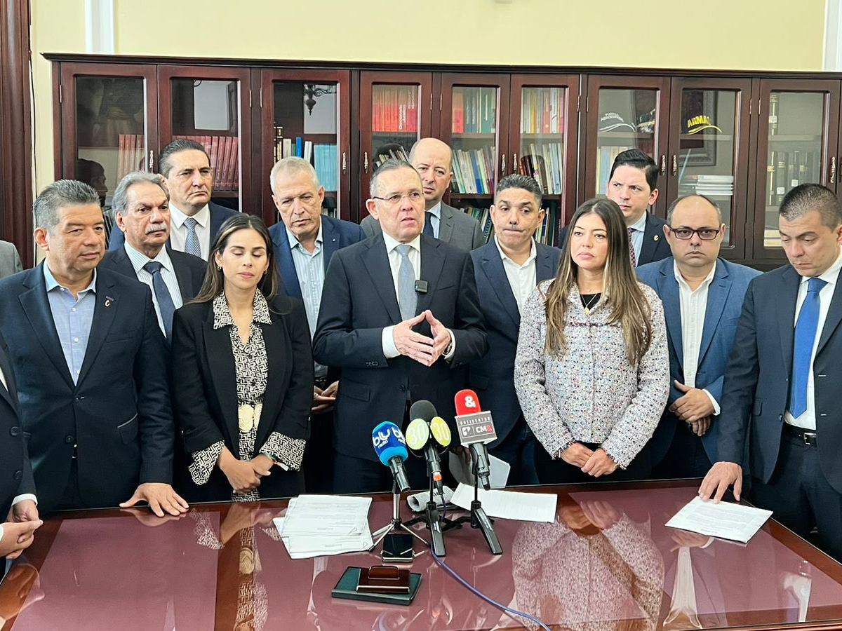 Cepeda aún tiene margen en la bancada conservadora.