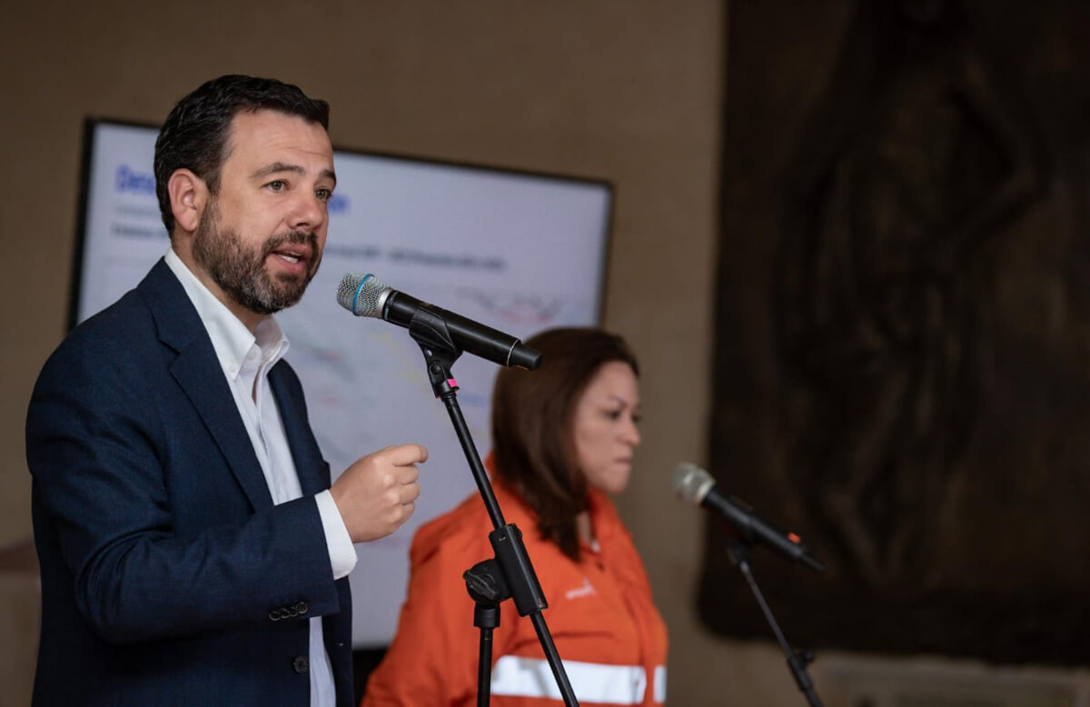 Alcalde Carlos Fernando Galán y gerente del Acueducto de Bogotá, Natasha Avendaño, en rueda de prensa sobre cortes de agua. Foto: Alcaldía.