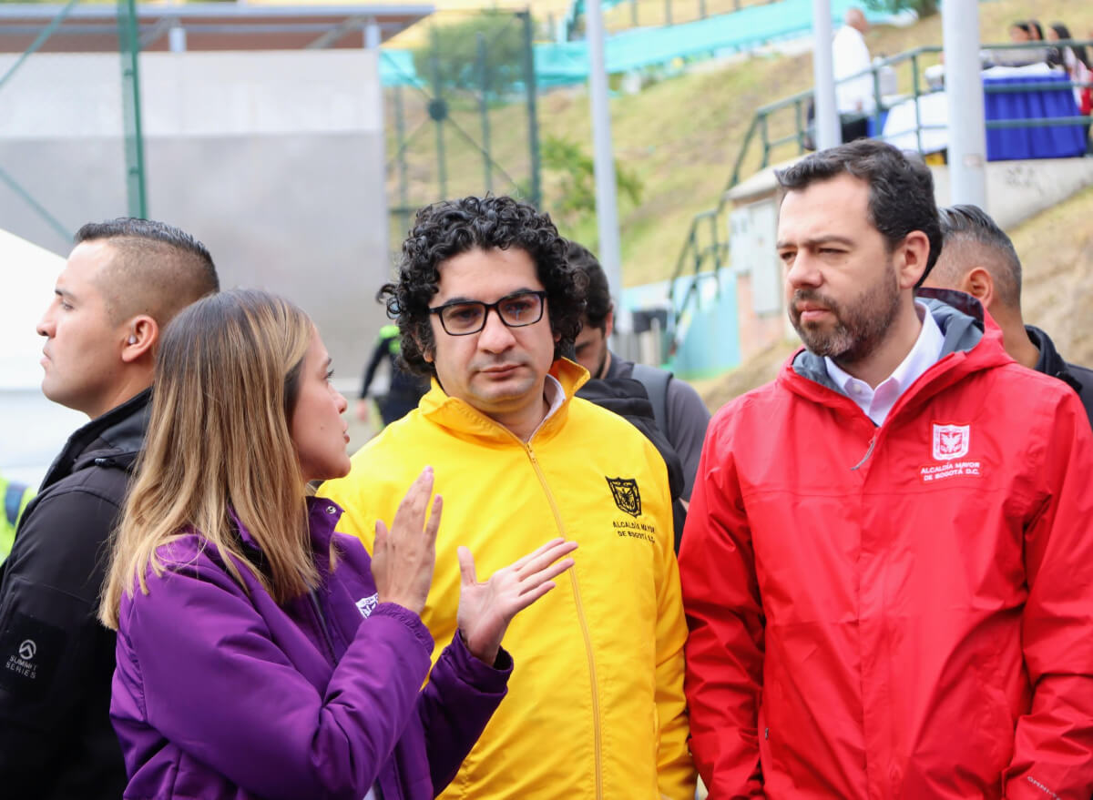 Laura Tami, secretaria de la Mujer; Roberto Angulo, secretario de Integración Social; alcalde Carlos Fernando Galán. Foto: Twitter Secretaría de Integración Social.