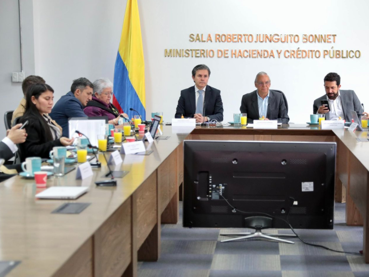 La Comisión de Crédito Público sesiona en las oficinas del Ministerio de Hacienda.