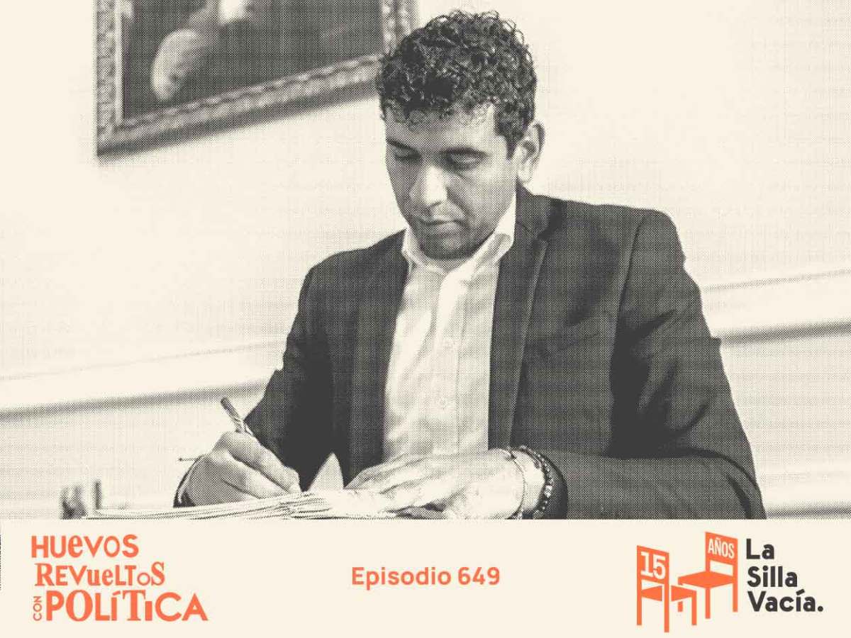 David_Racero_representante_a_la_camara_firmando