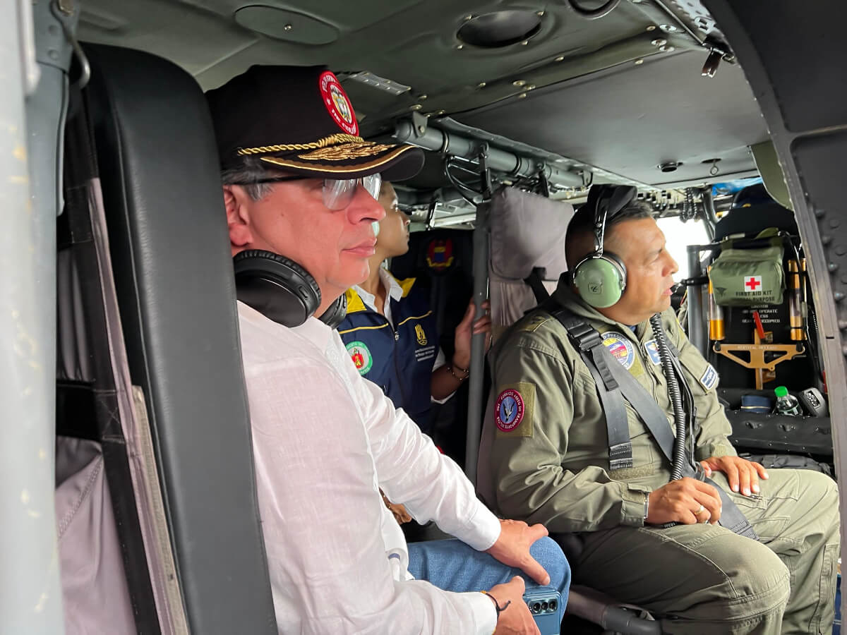 Gustavo Petro, presidente de la República, durante los sobrevuelos después de la declaración de desastre en Colombia.