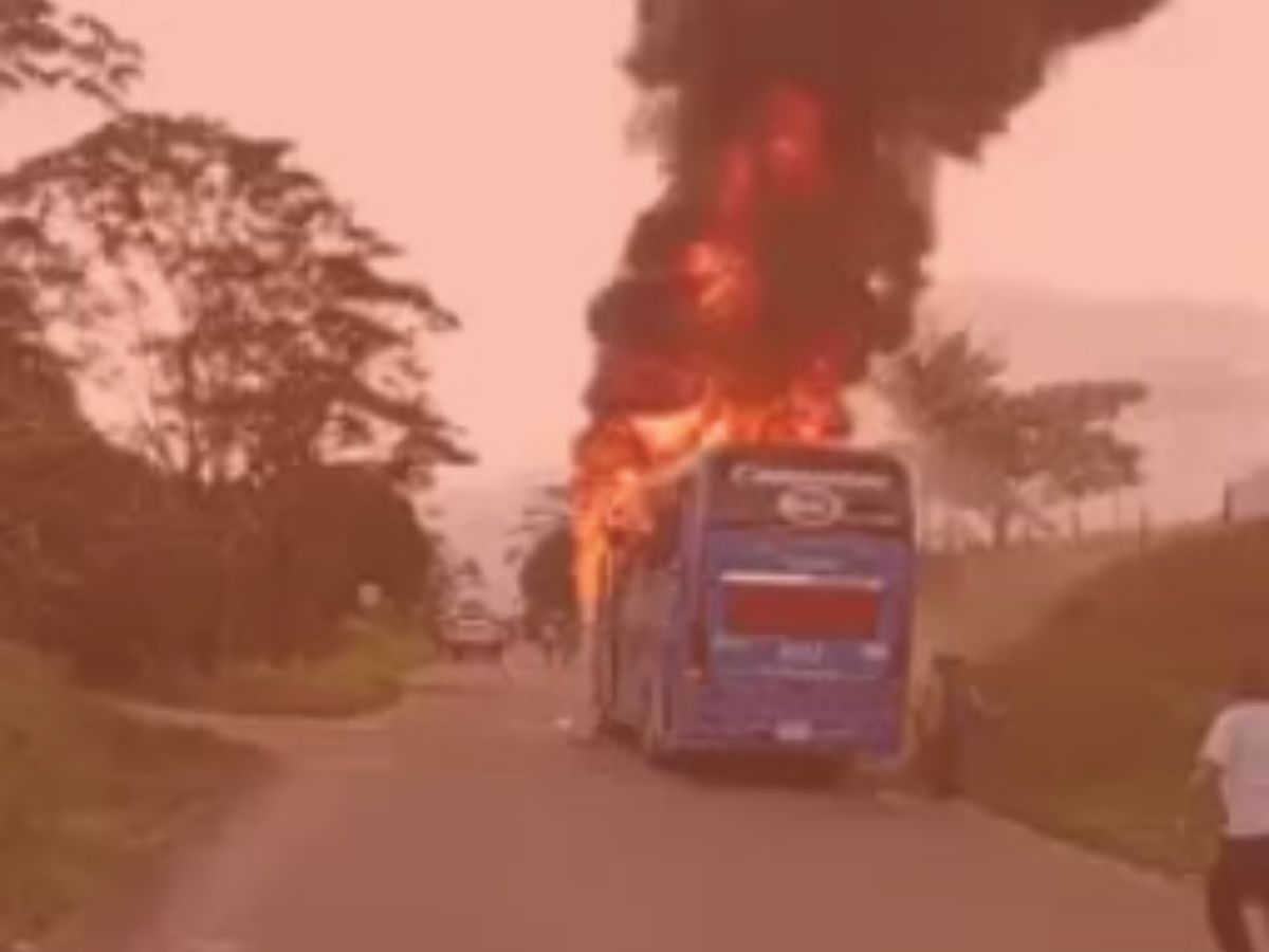 Bus en llamas en Caquetá