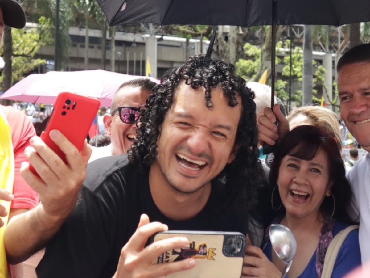 Un solitario opositor a “Fico”: “Aquinoticias”, el concejal influencer 