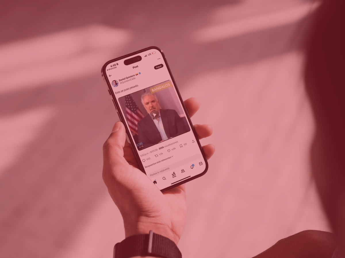 Persona mirando tweet manipulado con Inteligencia Artificial de Ivan Duque.