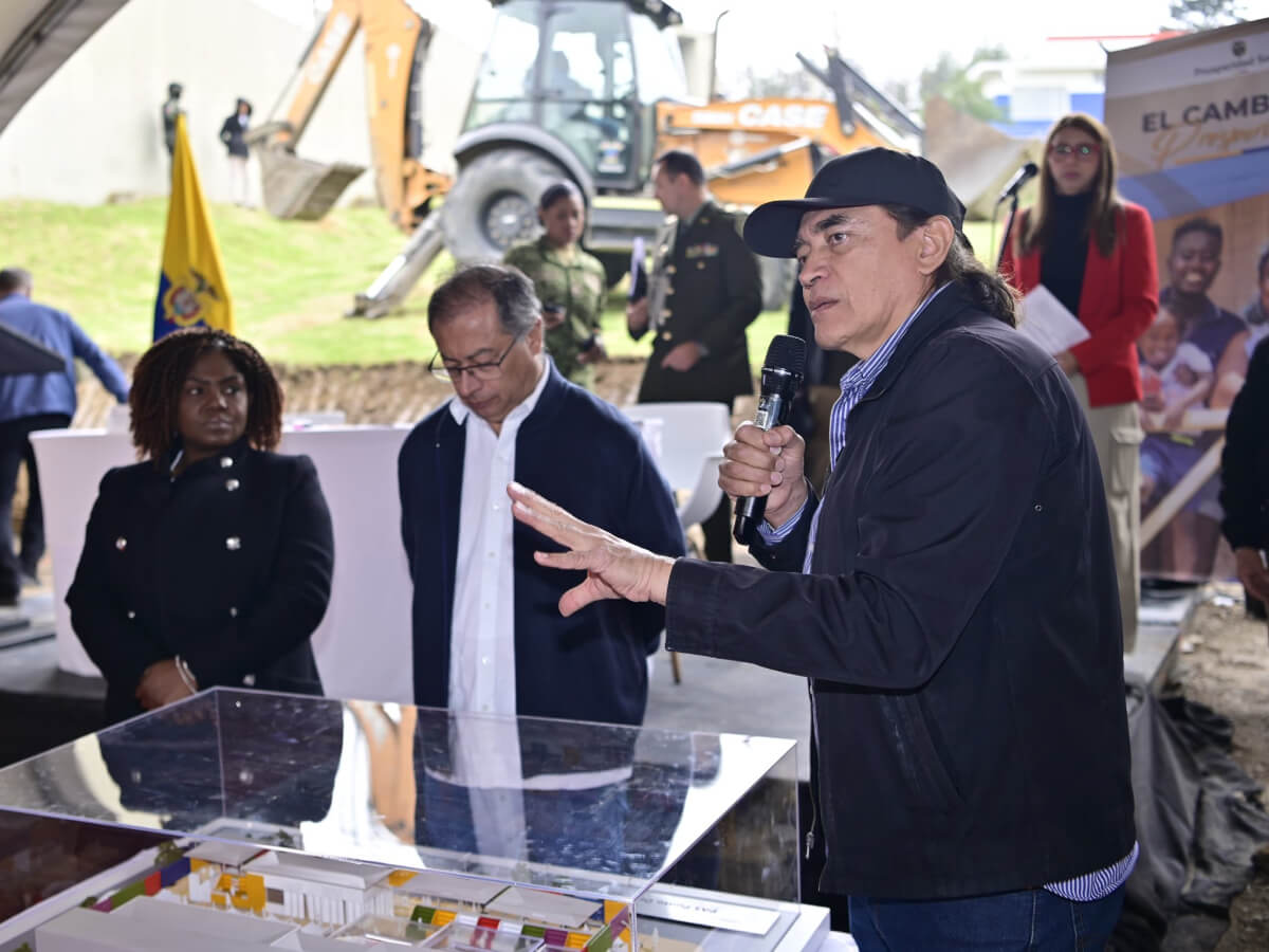 Gustavo Bolívar, director de Prosperidad Social, junto al presidente Gustavo Petro y la vicepresidenta Francia Márquez. Foto: DPS