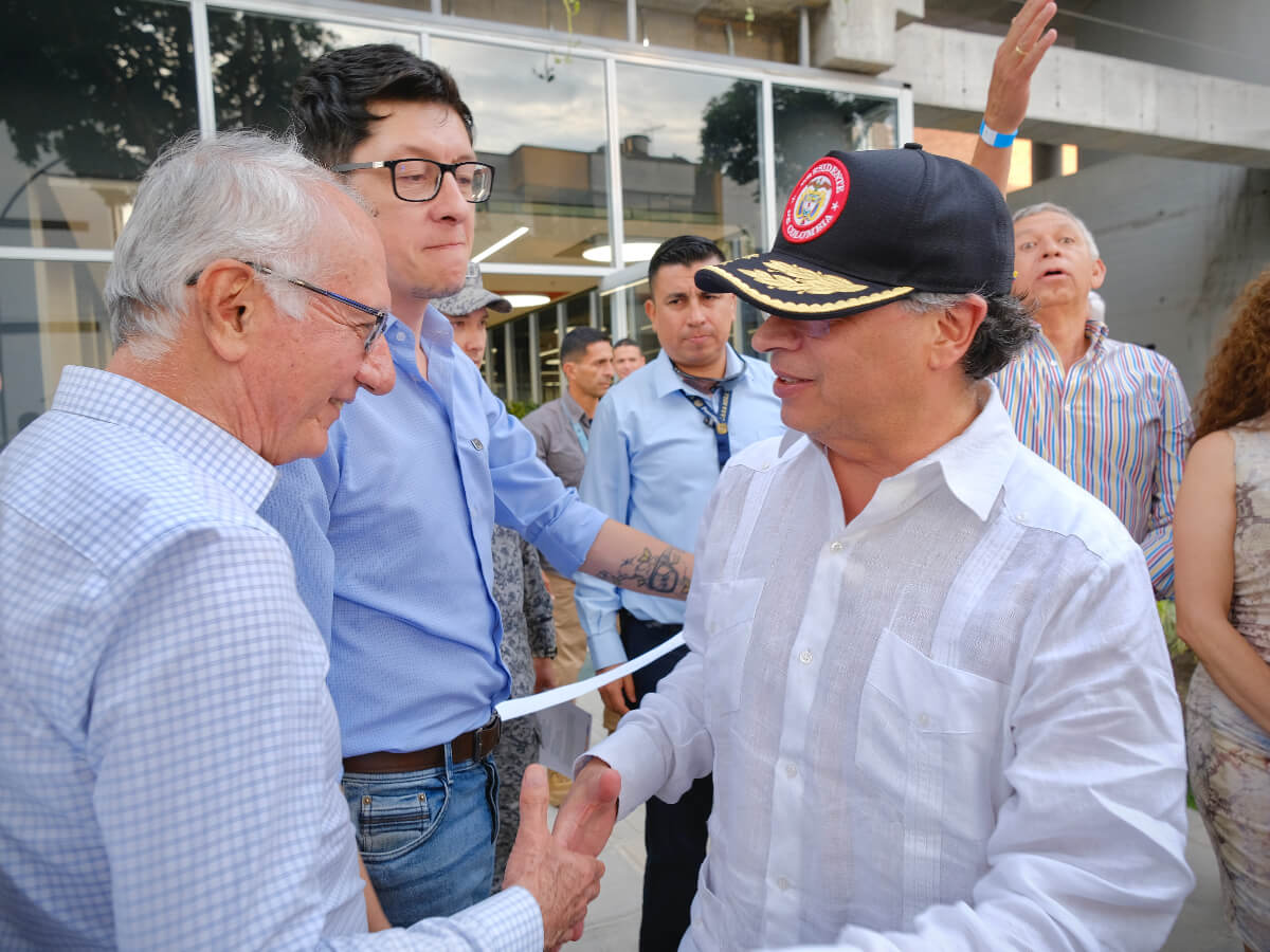 El presidente Gustavo Petro saluda al ministro de Salud, Guillermo Alfonso Jaramillo, y al ministro de Educación, Daniel Rojas. Foto: Presidencia
